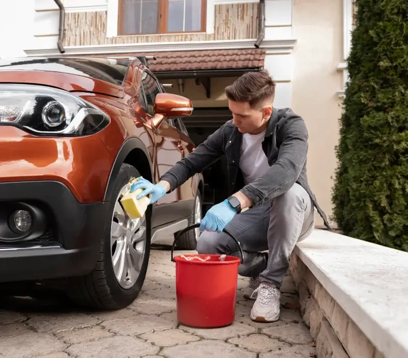Lavage auto à domicile Marigny-les-Usages : professionnel intervenant sur un véhicule